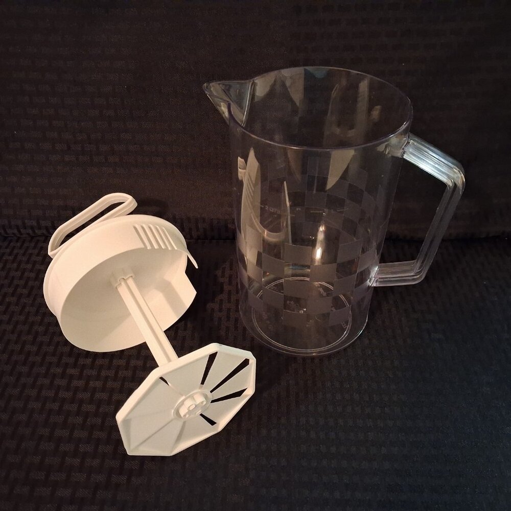 Pampered Chef 2-Quart QUICK-STIR PITCHER - Checkerboard Pattern with White Lid